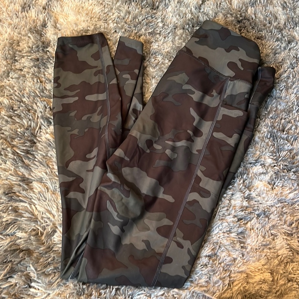 Athletic leggings. camo size 4-6